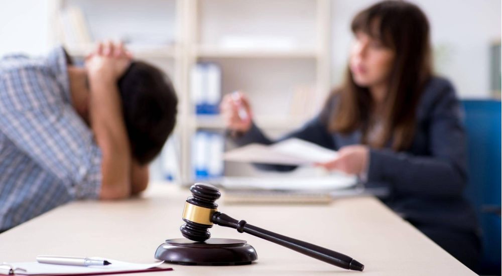 Un juez y una mujer en un tribunal
