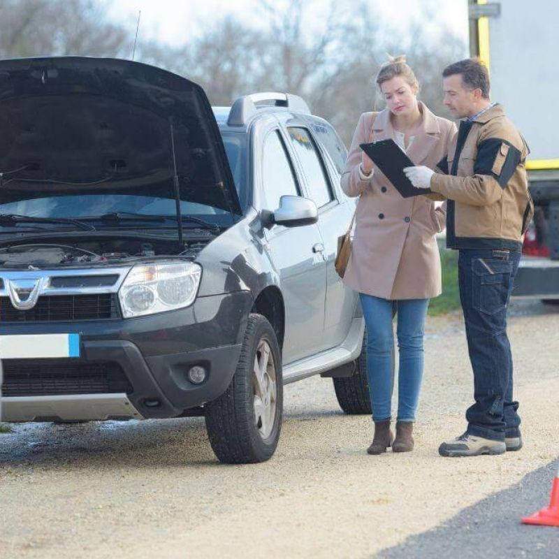 People discussing steps after a car accident.