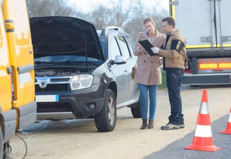 People discussing steps after a car accident.
