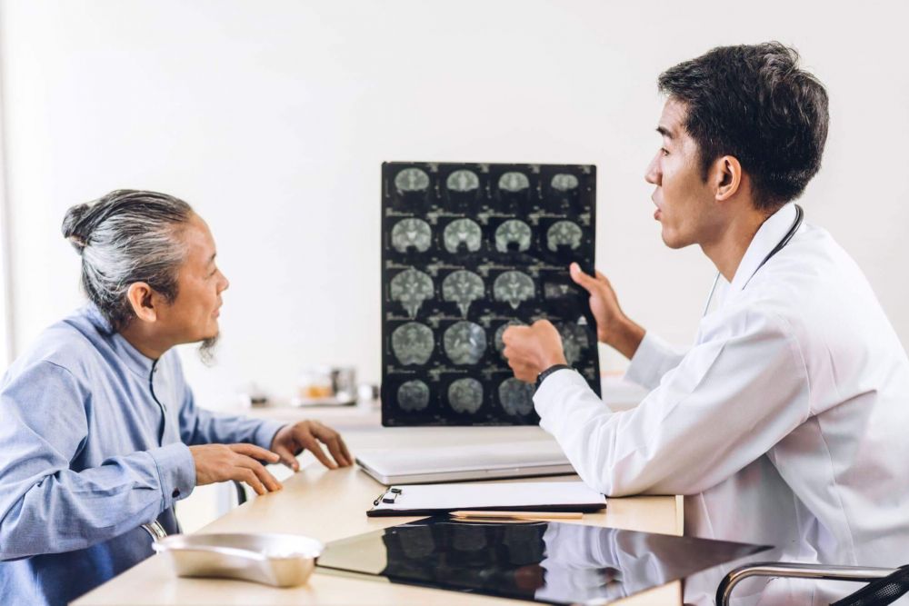Doctor discussing traumatic brain injury with patient