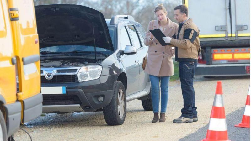 People discussing steps after a car accident.