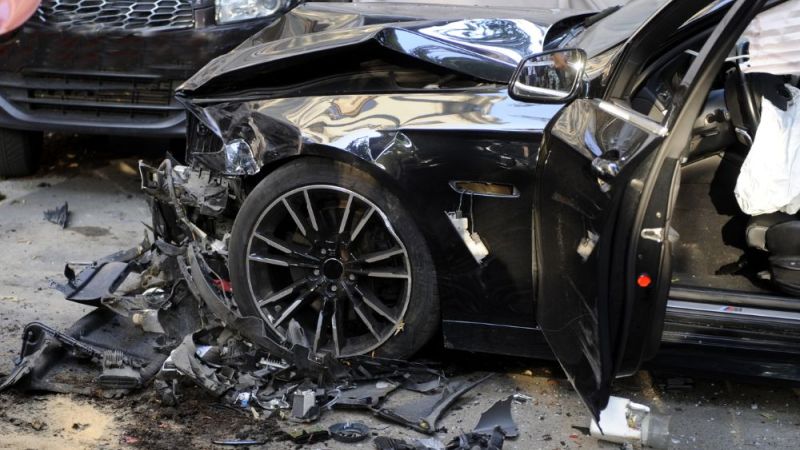 Mustang negro con daños en la parte delantera tras un accidente automovilístico